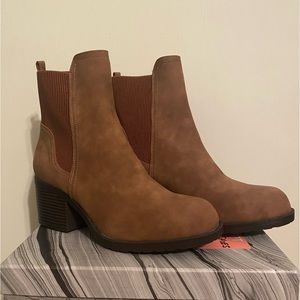 Report camel/brown suede Chelsea boot, women’s US 10